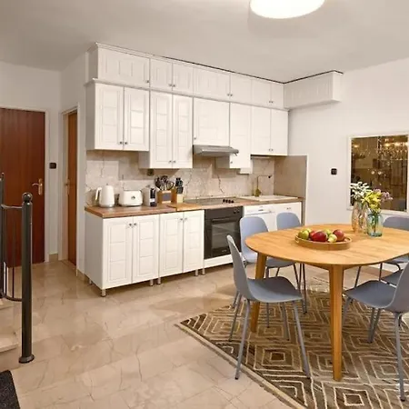 Tatil Evi House In Varos